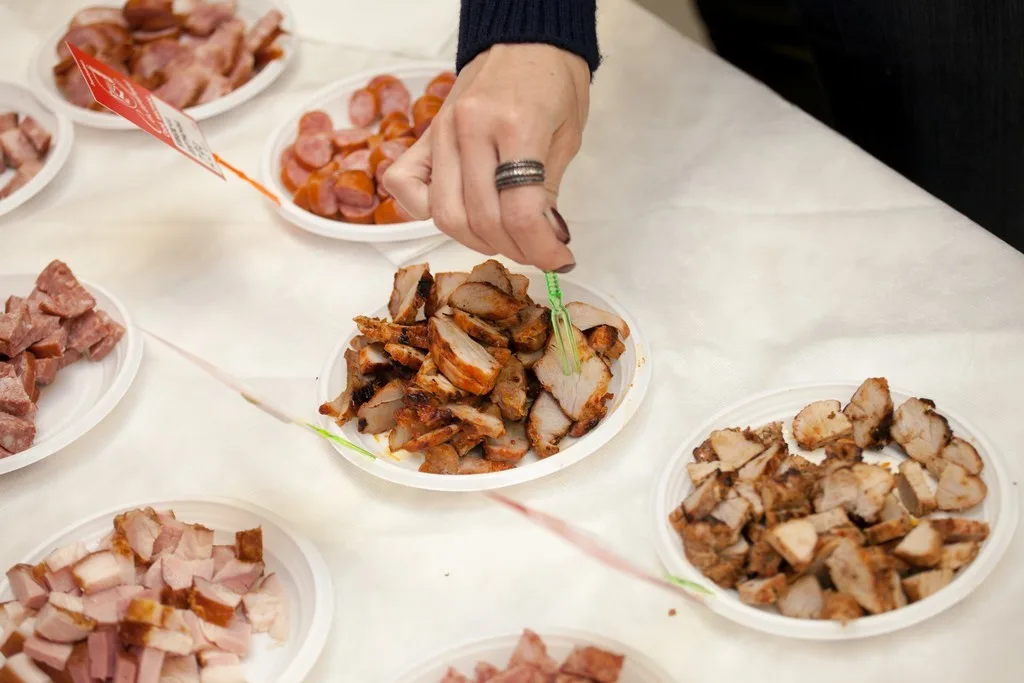 Дэгустацыя мясных дэлікатэсаў на хутары